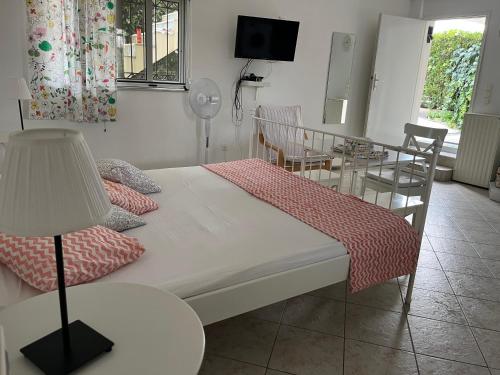1 dormitorio con 1 cama y comedor en Best location in Vrachati, en Vrachati