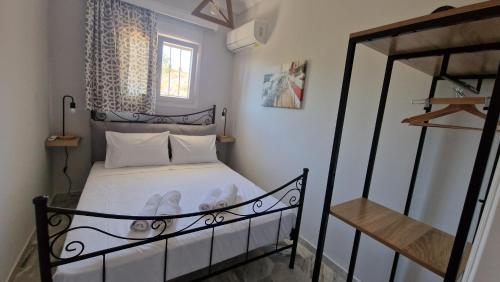 ヴァシリコスにあるStefanos Summer Houseのベッドルーム1室(白いシーツ付きのベッド1台、窓付)