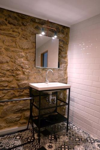 a bathroom with a sink and a mirror at A casa da Penela in Sas de Penelas