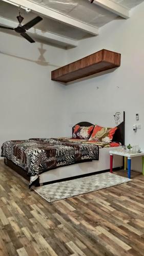 Postel nebo postele na pokoji v ubytování Ira Homestay Mathura - Divine Spiritual Stay