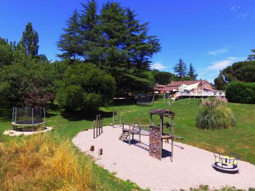 Taman di luar Domaine de Gavaudun