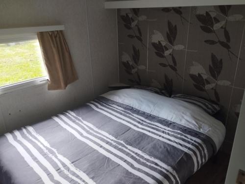 un lit dans une petite pièce avec une fenêtre dans l'établissement Best Price #A 