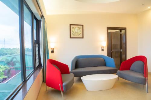 a waiting room with two chairs and a table at Greenleaf The Resort & Spa, Ganpatipule in Ganpatipule