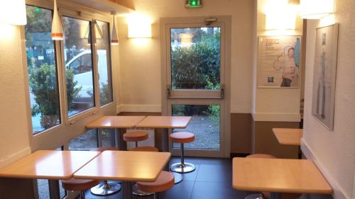 
A restaurant or other place to eat at ibis budget Stains - Saint Denis - Université

