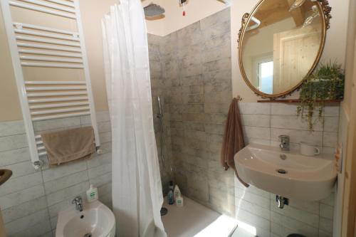 ein Badezimmer mit einem Waschbecken, einem WC und einem Spiegel in der Unterkunft bbveleura in Velva