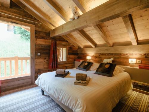 Tempat tidur dalam kamar di Chalet La Clusaz, 6 pièces, 8 personnes - FR-1-304-113