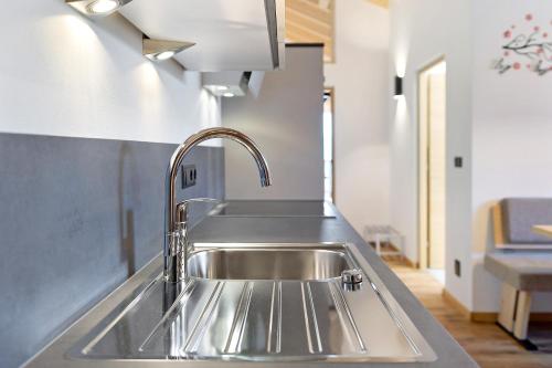 un fregadero de acero inoxidable en una cocina en Apartment Schöne Aussicht 2, en Maranza