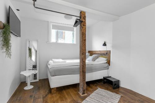 Postel nebo postele na pokoji v ubytování Rustic Retreat in the Center of Reykjavik