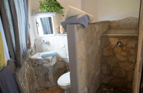 uma casa de banho em pedra com um WC e um lavatório em Villa Jewels ,casa vacanza em Gaggi