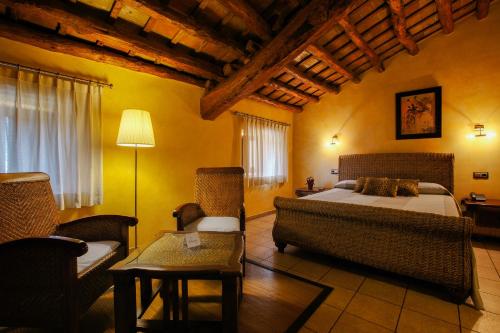 1 dormitorio con 1 cama y 1 sofá en una habitación en L'Agora Hotel, en Bocairent