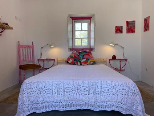 1 dormitorio con 1 cama blanca grande y ventana en Casal de Santanna, en Cartaxo