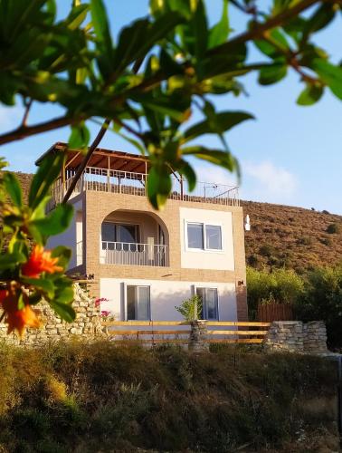 dom z balkonem na górze w obiekcie MyParadise-Farm Villa in the centre of South Crete w mieście Kalamaki