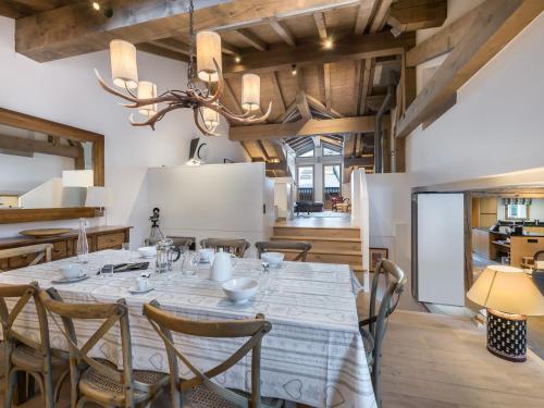 Restoran atau tempat lain untuk makan di Chalet Courchevel, 7 pièces, 13 personnes - FR-1-568-1