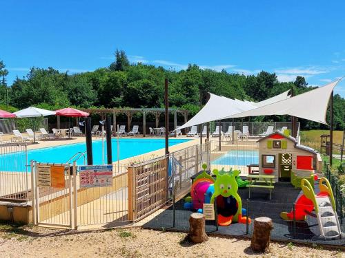 una piscina con parque infantil y piscina en Domaine de Gavaudun en Gavaudun