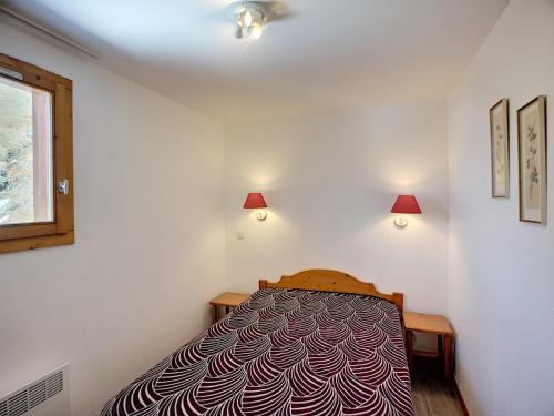 a bedroom with a bed in a room with two lamps at Spacieux Appartement 3 Pièces, 2 Chambres, 2 Salles de Bain, Exposition Ouest - Les Menuires - FR-1-178-347 in Les Bruyères