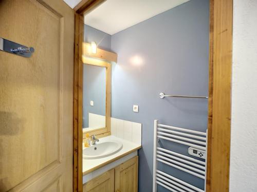 a bathroom with a sink and a mirror at Spacieux Appartement 3 Pièces, 2 Chambres, 2 Salles de Bain, Exposition Ouest - Les Menuires - FR-1-178-347 in Les Bruyères