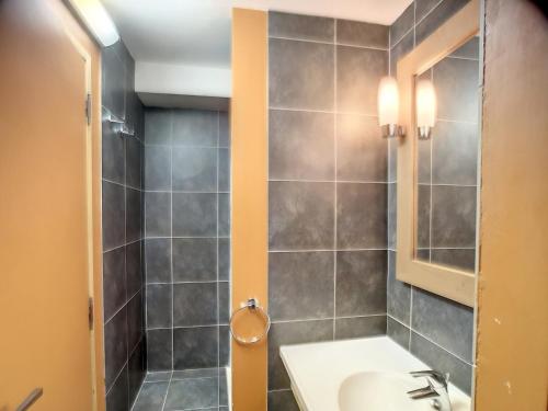 Kúpeľňa v ubytovaní Spacieux 3 pièces cabine, 6 pers, 62m² aux pieds des pistes, Les Bruyères, Les Menuires - FR-1-178-359