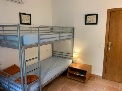 Divstāvu gulta vai divstāvu gultas numurā naktsmītnē Gemütliches Ferienhaus am Club Nautico, Santa Ponça