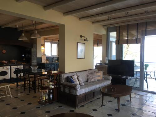 TV a/nebo společenská místnost v ubytování Platamon sea view house