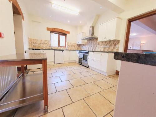 Kuchyň nebo kuchyňský kout v ubytování The Victorian Barn, Self-Catering Holidays with Pool and Hot Tubs, Dorset