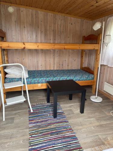 מיטה או מיטות קומותיים בחדר ב-Snøhetta Camping