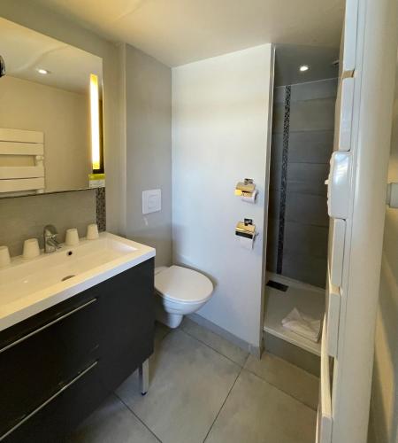 une salle de bain avec toilettes, lavabo et douche dans l'établissement Les Embruns, à Trouville-sur-Mer