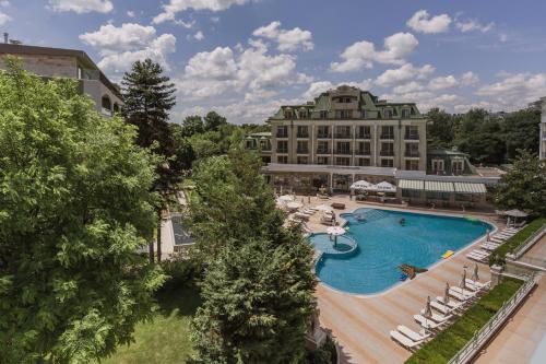 una vista aerea di un hotel con piscina di ApartComplex Splendid a Sveti Konstantin i Elena