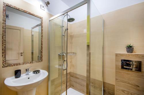 a bathroom with a sink and a shower at Apartament z widokiem na morze u Grażyny 3 in Jarosławiec