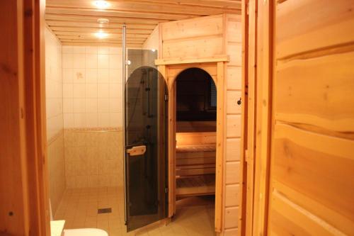 een kleine badkamer met een douche en een toilet bij Vuosselin Kruunu in Ruka