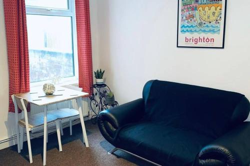 Ruang duduk di Comfortable town house in Coventry City Centre
