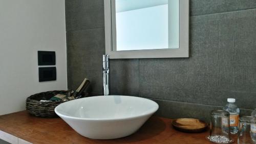 - un bol blanc sur un comptoir dans la salle de bains dans l'établissement Hotel Nak'An Secreto Maya, à Comitán de Domínguez