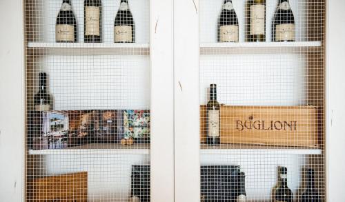 un armario lleno de muchas botellas de vino en Dimora Buglioni Wine Relais, en San Pietro in Cariano