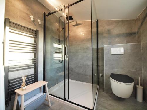 une salle de bain avec une douche avec des toilettes et un lavabo dans l'établissement Villa 195, à Vodice