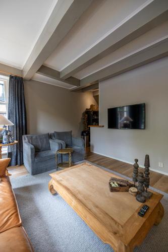 a living room with a couch and a coffee table at Stadslogies City Apartment Monsieur Philippe in Leeuwarden