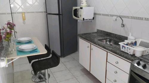 Η κουζίνα ή μικρή κουζίνα στο Apartamento Dias Felizes!