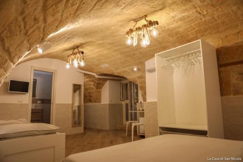 una camera con letto e luci sul soffitto di La casa di San Nicola a Bari