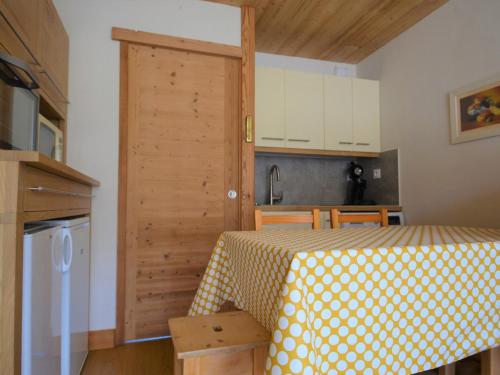 une chambre avec une table et une cuisine avec une porte dans l'établissement Studio rénové proche pistes avec parking privatif - FR-1-505-146, à Notre-Dame-de-Bellecombe