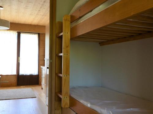 une chambre avec deux lits superposés dans une pièce dans l'établissement Studio rénové proche pistes avec parking privatif - FR-1-505-146, à Notre-Dame-de-Bellecombe