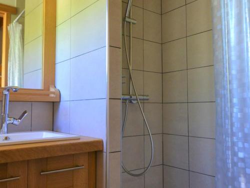 une salle de bain avec douche et lavabo dans l'établissement Studio rénové proche pistes avec parking privatif - FR-1-505-146, à Notre-Dame-de-Bellecombe