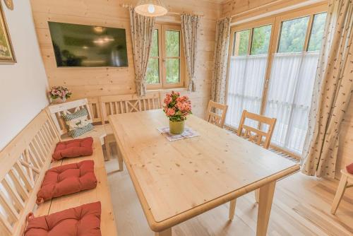ein Esszimmer mit einem Holztisch und Stühlen in der Unterkunft Forsthaus Toplitzsee in Gössl