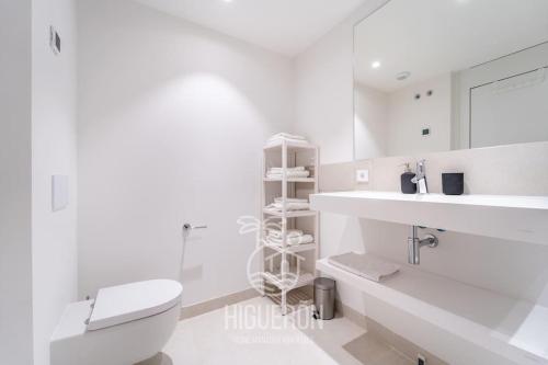 A bathroom at HigueronRentals El Dado