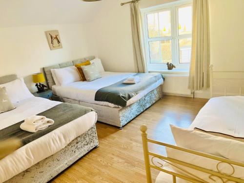 En eller flere senge i et værelse på Mews Cottage Harrogate