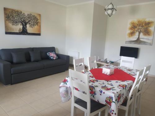 una sala de estar con una mesa y un sofá en Ismene Apartments, en Argostoli