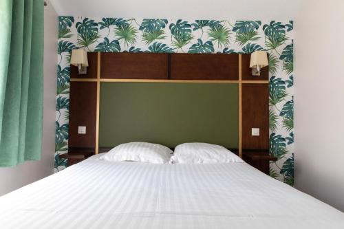 1 dormitorio con 1 cama grande con sábanas blancas en Hôtel Résidence Les Pins Galants, en Tournefeuille
