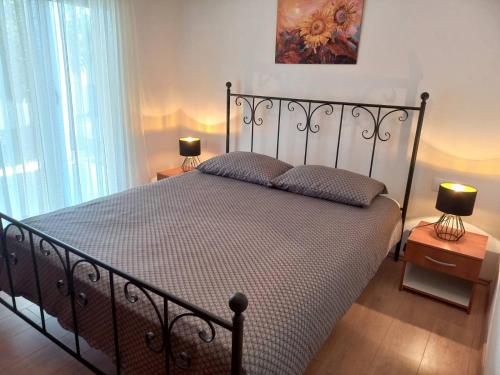 Un pat sau paturi într-o cameră la Apartment Lavanda