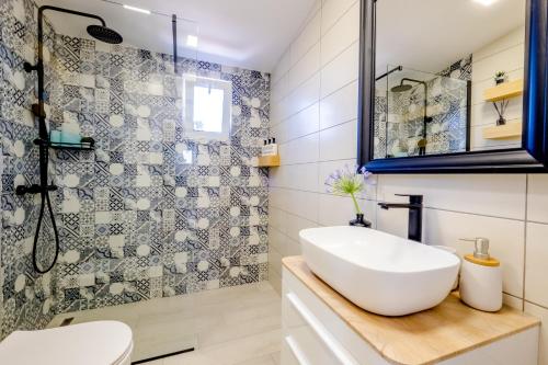 a bathroom with a sink and a shower at Le Petit 2 in Cilipi