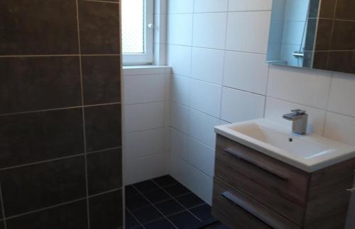 y baño con lavabo y ducha. en Vakantiehuis op top locatie #Ommen, en Ommen