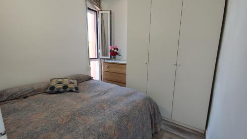 1 dormitorio con cama con almohada en Increíble ubicación, primera línea Gavá mar en Gavà