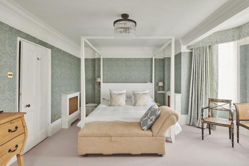מיטה או מיטות בחדר ב-Coastal Manor Retreat