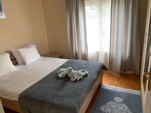 een badjas op een bed in een kamer met een raam bij Vila Siki in Rakari